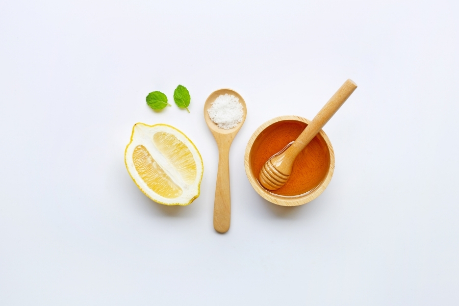 人工甘味料や添加物を使わず、3つの厳選素材のみで作られています。（はちみつ、レモン、海塩）