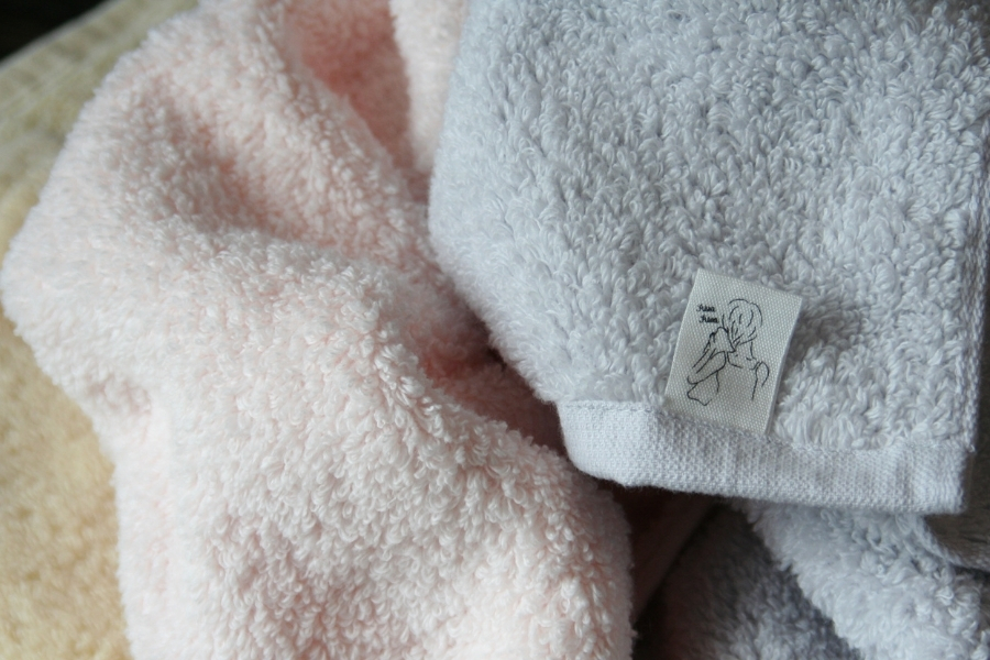 ふわふわのパイル地が摩擦を軽減し、デリケートな濡れ髪を守る。