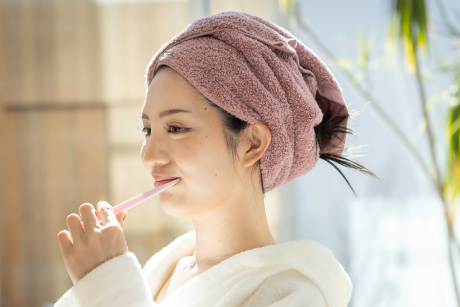 吸水スピードが約5倍。髪に巻いておくだけで水分をグングン吸い取るので、ドライヤー時間を短縮。