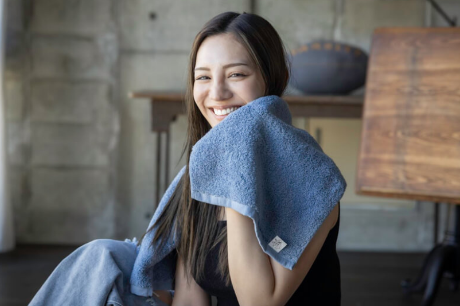 長さ90cmの絶妙な丈感。頭に巻きやすく、ズレ落ちにくい。従来品ロングサイズ（100cm）より。お求めやすい価格になっています。